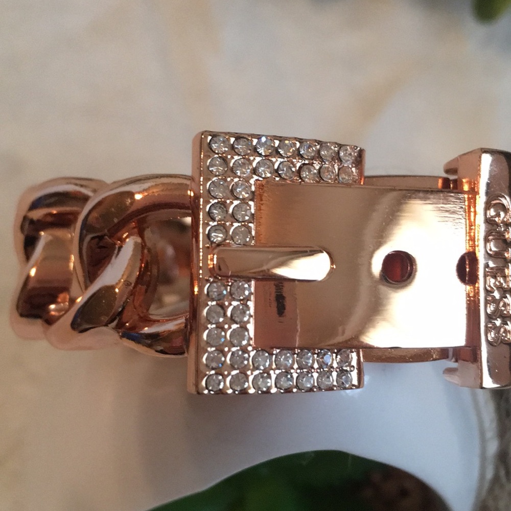 ⁉️GUESS® Crystal RoseGold Buckle bracelet⁉️